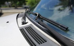 Cách làm sạch kính chắn gió ô tô đơn giản tài xế nào cũng cần phải biết