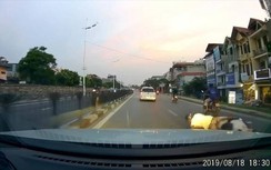 Video: Người đi xe máy suýt chết chỉ vì vũng nước trên đường