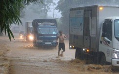 Mưa lớn, đường Hồ Chí Minh qua Thanh Hóa chìm trong biển nước nhiều giờ