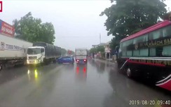Video: Tình huống hy hữu khi ô tô con bị hai xe tải đâm nát đầu, đuôi