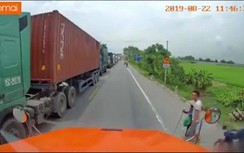 Video: Tài xế xe container hành xử đẹp với bà cụ bên đường