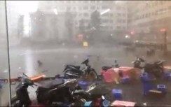 Video: Cận cảnh mưa giông cực lớn, thổi "bay người" tại Linh Đàm, Hà Nội