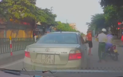 Video: Tài xế ô tô phanh cực gấp, lao ra "hôi" tiền rơi giữa đường