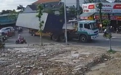 Bình Dương: Thùng xe container văng xuống đường khi ôm cua