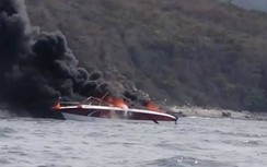 Ca nô du lịch cháy trên vịnh Nha Trang, 2 người bỏng nặng