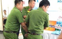 Nam thanh niên nghi ngáo đá cầm kiếm cướp ngân hàng ở Lào Cai