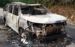 Xe bán tải bốc cháy dữ dội ở Nghệ An, 2 người đạp cửa thoát thân