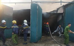 Hà Nội: Nhà xưởng rộng hàng ngàn mét vuông bốc cháy ngùn ngụt