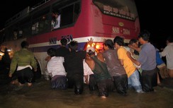 Bão số 4: Sơ tán khẩn cấp gần 40.000 dân vùng tâm bão Nghệ An-Quảng Trị