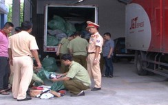 2 “xe thư báo” biển TP.HCM chở nhiều hàng lậu bị CSGT bắt ở Huế