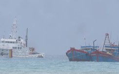 Tàu SAR đang tìm kiếm 15 ngư dân Quảng Bình trôi dạt trên biển