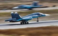 Máy bay ném bom Su-34 hạ cánh trên đường cao tốc xây dở