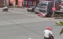 Video: Kinh hoàng giây phút tài xế xe máy bị xe container chèn lên người