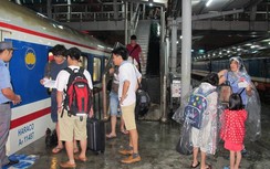 Mặc mưa lớn, khách vẫn đổ về ga Hà Nội đi tàu nghỉ lễ Quốc khánh