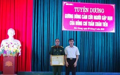 Khen thưởng sỹ quan cứu nữ giáo viên nhảy cầu tự tử tại Bắc Giang