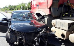 Xế hộp nát đầu sau cú va chạm xe đầu kéo, tài xế may mắn thoát nạn