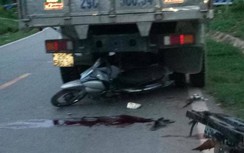 Xe máy tông vào đuôi xe tải đậu ven đường, 1 người tử vong