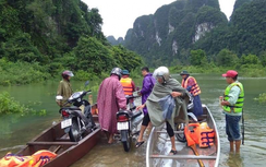 Nhiều nơi ở Quảng Bình bị nước lũ cô lập, 1 người mất tích
