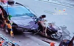 Video: Ôtô "điên" húc "bay" thanh niên đang dùng điện thoại ở lề đường