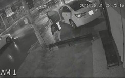 Video: Nữ tài xế choáng váng sau cú đâm chí tử vào đuôi xe container