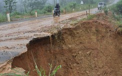Nhiều tuyến đường ở Kon Tum sạt lở do mưa lớn