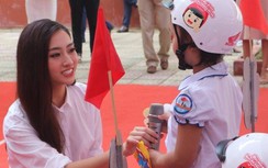 Hoa hậu Lương Thùy Linh hướng dẫn học sinh đội MBH trong lễ khai giảng