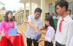 Văn phòng Báo Giao thông tại Cần Thơ tặng học bổng cho học sinh Hậu Giang