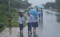 Học sinh "đội mưa" đến trường vì không biết hoãn khai giảng