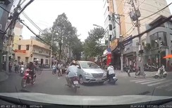 Video: Nam thanh niên vô cớ "giở võ" đập gãy gương xe rồi phóng mất dạng