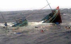 Tàu cá bị sóng đánh chìm, 7 người văng xuống biển: Vừa cứu được 4 người