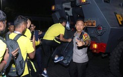 Cầu thủ Malaysia phải thoát thân bằng xe bọc thép vì thắng Indonesia