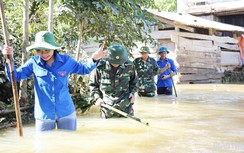 Quân dân xã biên giới Hà Tĩnh bì bõm trong nước khắc phục mưa lũ