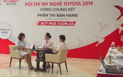 Video: Nhân viên bán hàng Toyota thuyết phục khách hàng khó tính