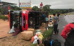 Xe lật giữa đường Hồ Chí Minh, nhiều hành khách hoảng loạn