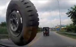 Video: Tài xế ô tô hãi hùng với "vật thể lạ" rơi ra từ xe 3 bánh