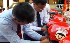 Trao tặng mũ bảo hiểm "Giữ trọn ước mơ" cho học sinh lớp 1 ở Quảng Trị