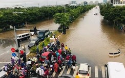 Đường phố Hà Nội tứ bề ùn tắc, ngập sâu sau cơn mưa lớn