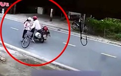 Video: "Yêu râu xanh" xuất hiện giữa đường, sàm sỡ bé gái đi xe đạp