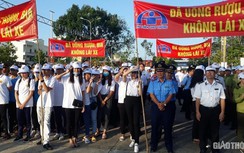 Người dân Kiên Giang đi bộ kêu gọi “Đã uống rượu bia-không lái xe”