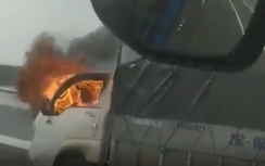 Xe tải bất ngờ bốc cháy ngùn ngụt khi lưu thông trên cao tốc