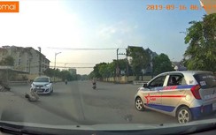 Video: Phóng như bay, nam thanh niên đi xe máy tông vào xe chiến sĩ công an