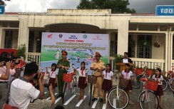 Tuyên truyền pháp luật ATGT, tặng xe đạp cho học sinh nghèo vượt khó