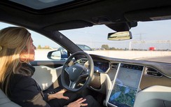 Mỹ lại bùng nổ tranh cãi chế độ trợ lái trên ôtô điện Tesla