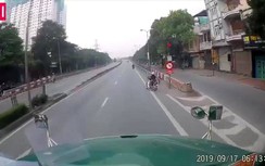 Video: Lao vào đường cấm xe máy, người đàn ông suýt mất mạng