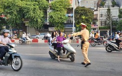 Hà Nội: CSGT ra quân xử phạt vi phạm không đội MBH trên đường tới trường