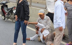 Cha khóc ngất bên thi thể con trai trong vụ TNGT trên cầu vượt ở Quảng Trị