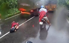 Video: Tài xế xe máy vượt ẩu như muốn tự sát trên đường đèo