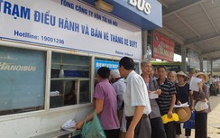 Dân Hà Nội xếp hàng làm thẻ xe buýt miễn phí