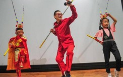 Lục Tiểu Linh Đồng thoăn thoắt múa gậy, tung chân ở tuổi 60