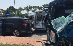 Xe container tông liên hoàn 4 ô tô dừng chờ đèn đỏ, 2 người bị thương